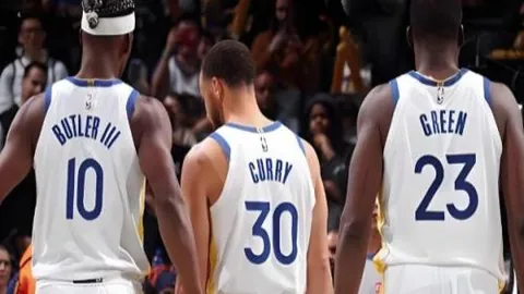 “国歌误唱门事件引热议，球迷行为引发日网民反思：粉丝需成熟，球队发展亦受限”